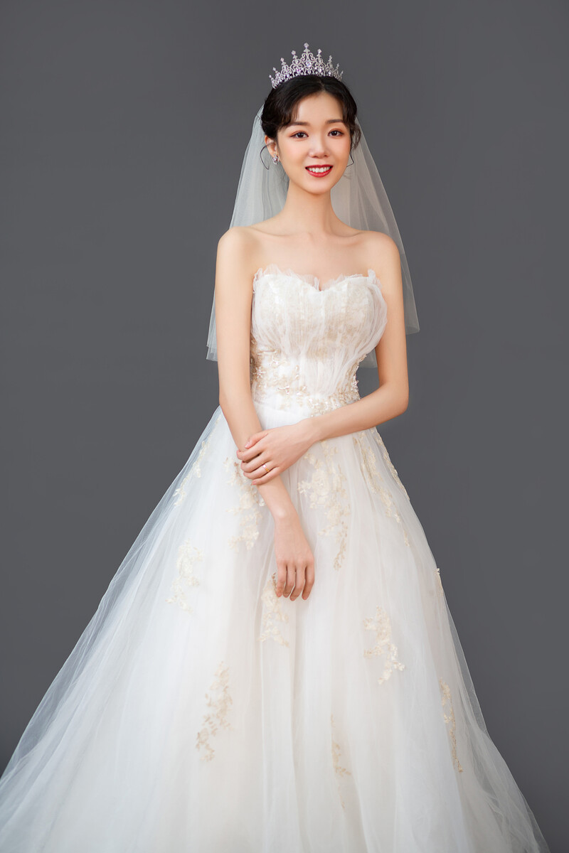 把普通的日子过成浪漫的诗，在灰色背景的经典婚纱照中定格永恒