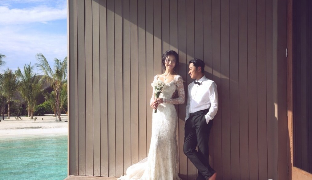 王祖蓝婚纱照曝光深情拥吻